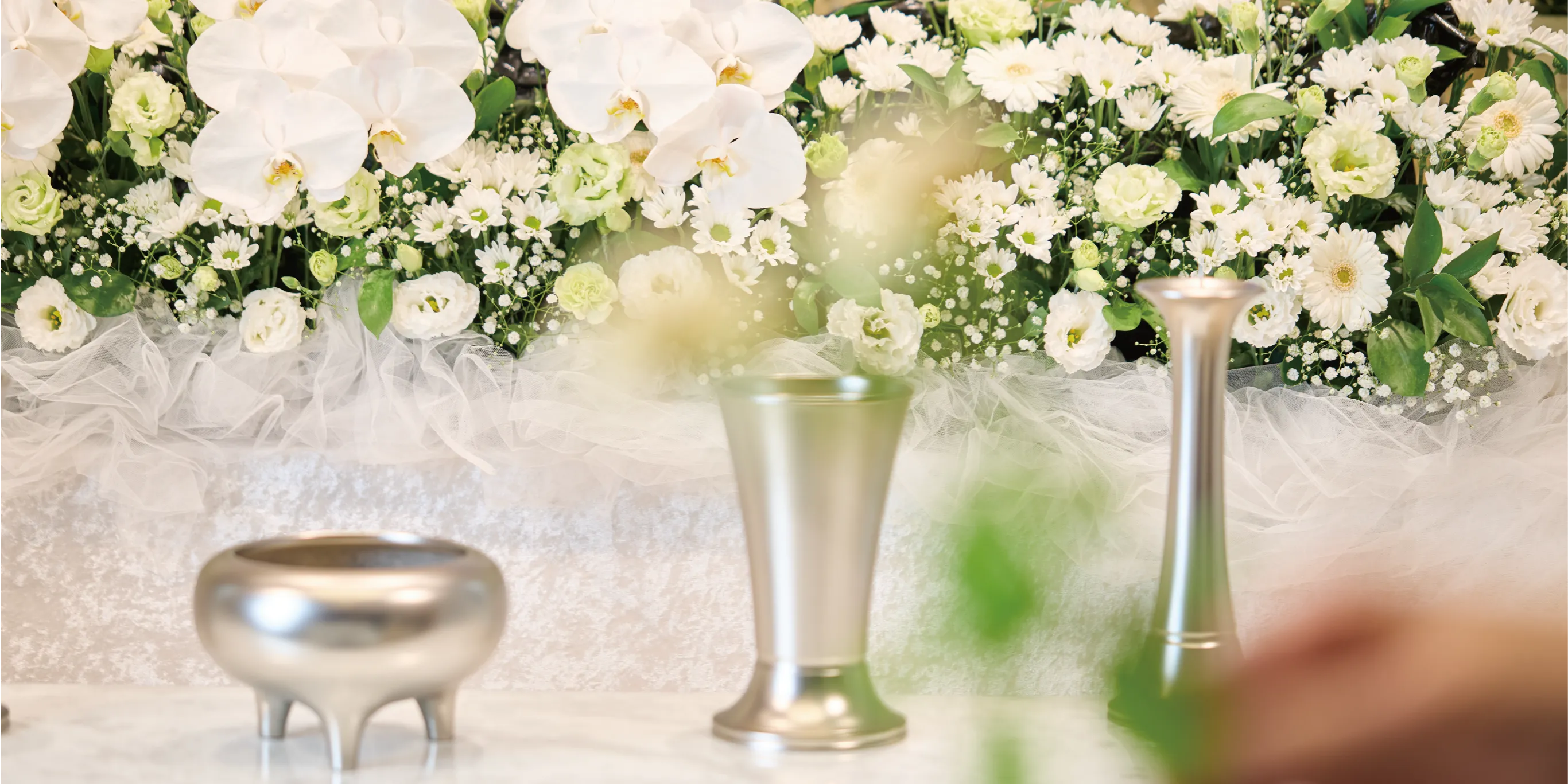 祭壇の供花と仏具